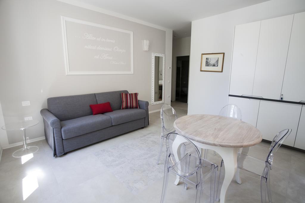 Suite Apartment,689780640:JPEG